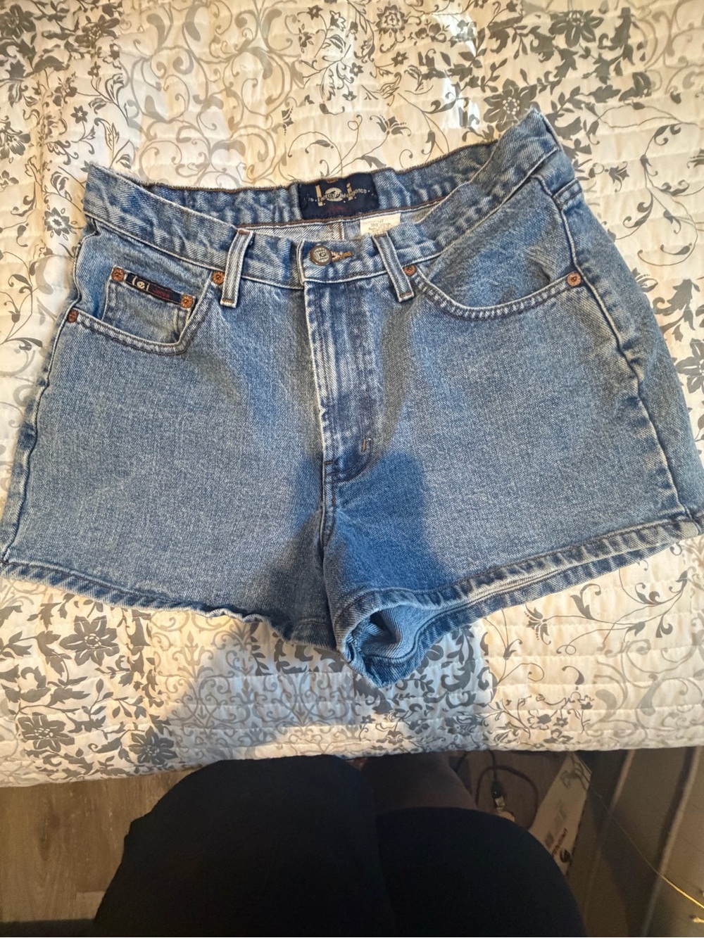 Women’s vintage 90’s lei denim shorts size 11